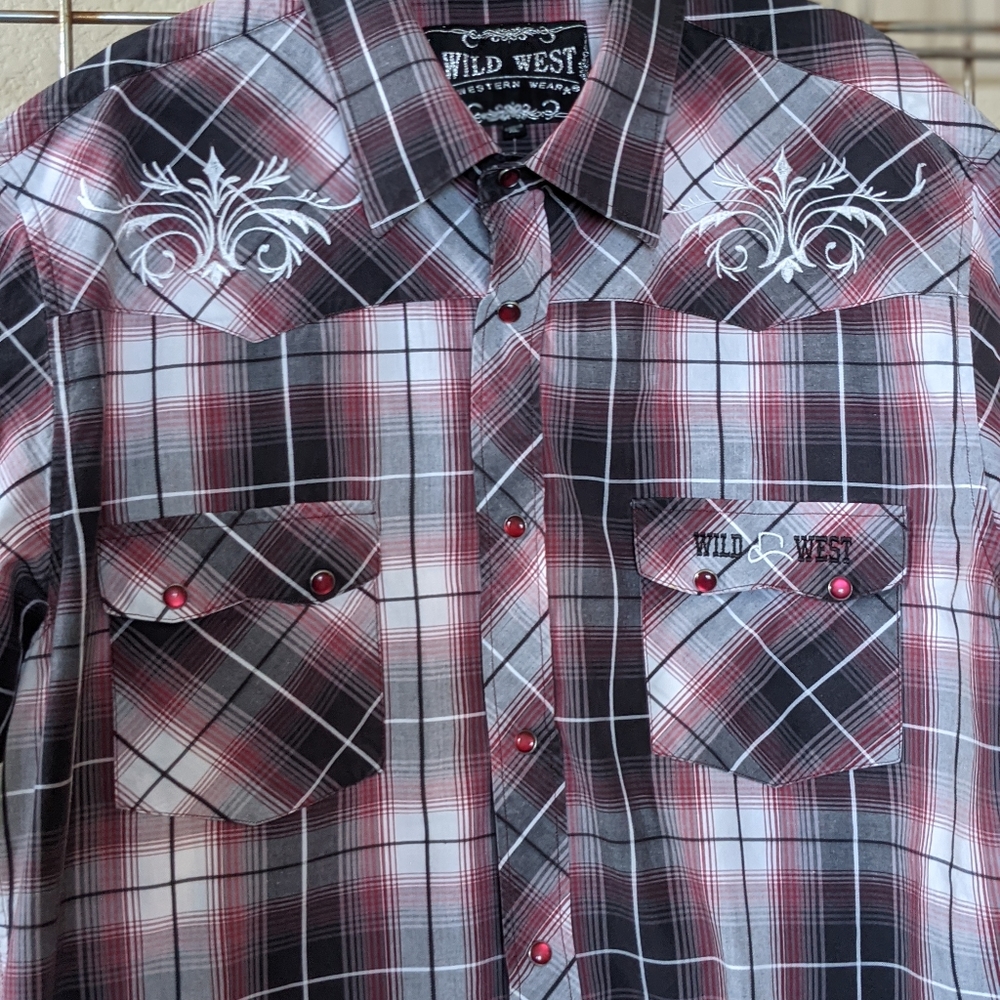Wild West Western Wear Men's Pearl Snap Embroidered Shirt.  Size XL